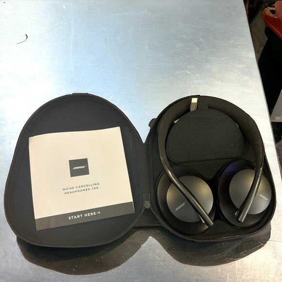 Bose Headphones 700, Noise Cancelling Bluetooth Over-Ear Wireless - NEW! - Picture 4 of 8